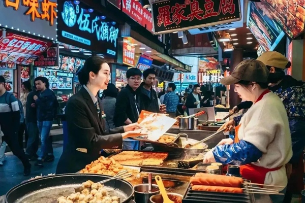 當(dāng)?shù)劂y行工作人員向個(gè)體經(jīng)營(yíng)者介紹金融服務(wù)。受訪者供圖