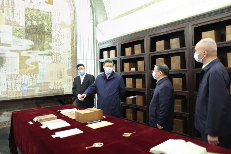 △2023年6月1日，習近平總書記在中國國家版本館考察時，在蘭臺洞庫了解館藏精品版本保存情況。
