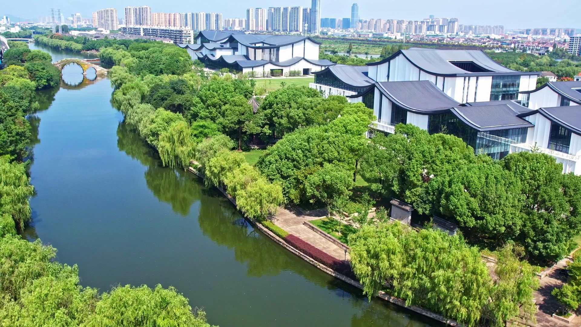 △浙東運河。今年9月20日，習近平總書記來到浙東運河文化園考察，強調(diào)“大運河文化是中國優(yōu)秀傳統(tǒng)文化的重要組成部分，要在保護、傳承、利用上下功夫，讓古老大運河煥發(fā)時代新風貌”。