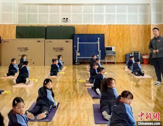 逸陽文思學校學生正在進行運動恢復矯正訓練。<a target='_blank' href='/' ><p align=