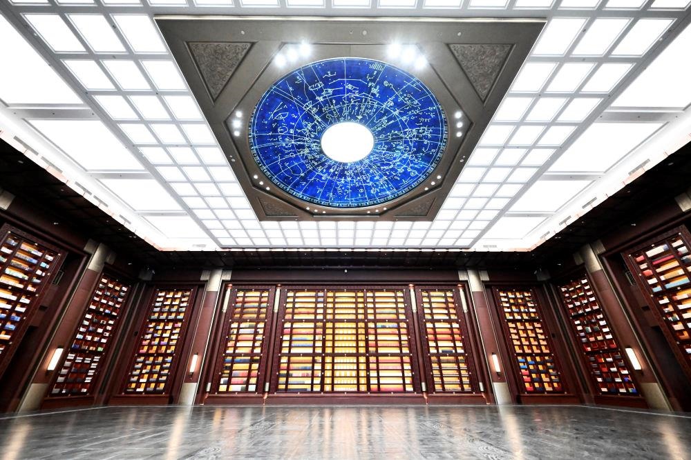 △中國國家版本館中央總館“文瀚閣”內(nèi)景。星空穹頂上是一幅宋代石刻天文圖，傳遞著“文瀚閣”的寓意：中華文明如星空般浩瀚璀璨。