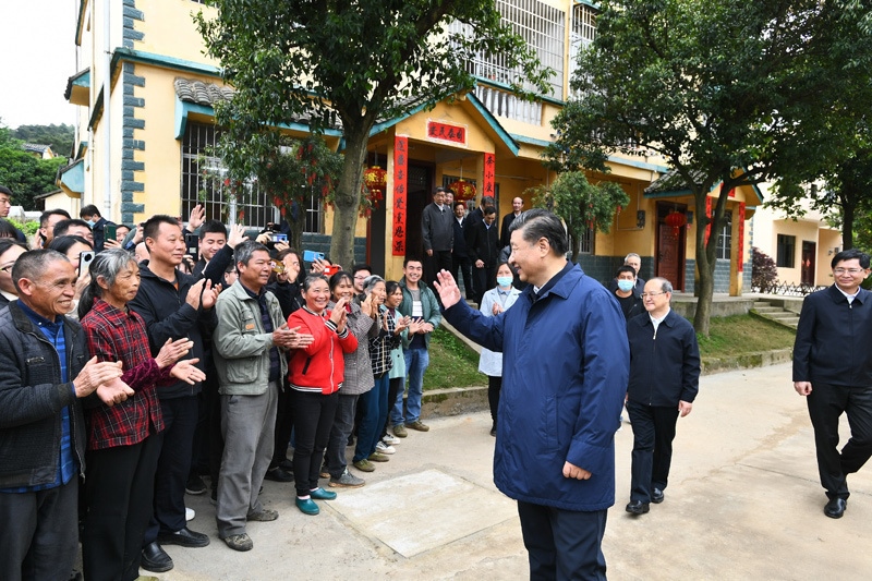 2021年4月25日，習(xí)近平總書記在廣西桂林市全州縣才灣鎮(zhèn)毛竹山村考察時(shí)，同鄉(xiāng)親們親切交流。新華社記者 謝環(huán)馳 攝