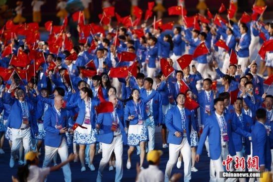 資料圖：9月23日，杭州第19屆亞運(yùn)會(huì)開(kāi)幕式舉行。中國(guó)代表團(tuán)身著星辰藍(lán)禮服驚艷亮相。<a target='_blank' href='/'><p align=