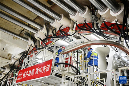 12月30日，中鐵十四局技術人員在盾構掘進開始前檢查“海天號”盾構機。新華社記者 李紫恒 攝