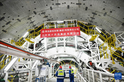 12月30日，中鐵十四局技術人員在盾構掘進開始前檢查“海天號”盾構機。新華社記者 李紫恒 攝