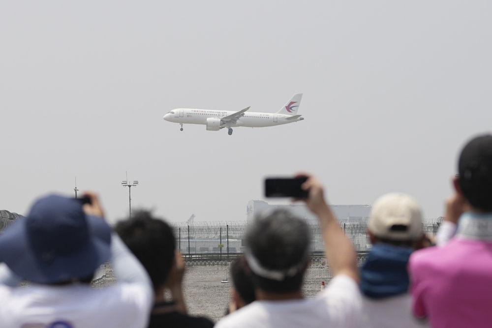 2023年5月28日，C919首個(gè)商業(yè)航班東航MU9191飛抵北京首都國(guó)際機(jī)場(chǎng)。新華社記者 鞠煥宗 攝