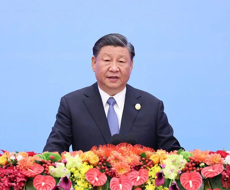 10月18日上午，習(xí)近平主席在北京人民大會(huì)堂出席第三屆“一帶一路”國(guó)際合作高峰論壇開(kāi)幕式并發(fā)表題為《建設(shè)開(kāi)放包容、互聯(lián)互通、共同發(fā)展的世界》的主旨演講。