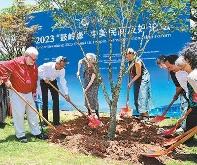 6月，2023“鼓嶺緣”中美民間友好論壇在福建省福州市舉辦。圖為出席“鼓嶺之友”座談會(huì)的中美各界人士在鼓嶺共同植樹(shù)留念。