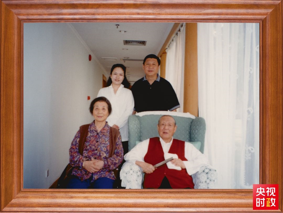 △這是習近平夫婦同父親習仲勛、母親齊心的合影。這張照片第一次出現在他的書架上。