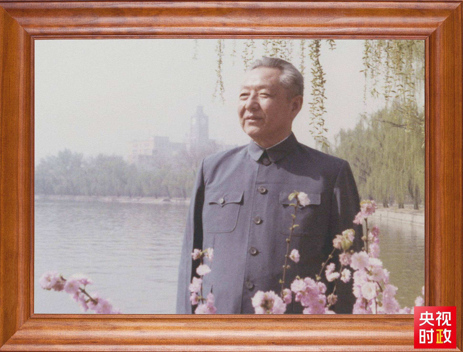 △這是習近平父親習仲勛同志的照片。2023年10月15日，是習仲勛同志誕辰110周年紀念日。這張照片第一次出現在他的書架上。
