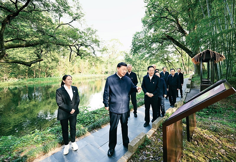 2023年10月10日至13日，中共中央總書記、國(guó)家主席、中央軍委主席習(xí)近平在江西考察。這是11日下午，習(xí)近平在上饒市婺源縣秋口鎮(zhèn)王村石門自然村考察時(shí)，了解饒河源國(guó)家濕地公園和極度瀕危鳥類藍(lán)冠噪鹛保護(hù)等情況。 新華社記者 謝環(huán)馳/攝