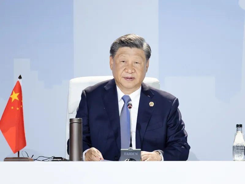 當(dāng)?shù)貢r(shí)間8月24日，習(xí)近平主席在南非約翰內(nèi)斯堡出席金磚國(guó)家領(lǐng)導(dǎo)人第十五次會(huì)晤特別記者會(huì)。