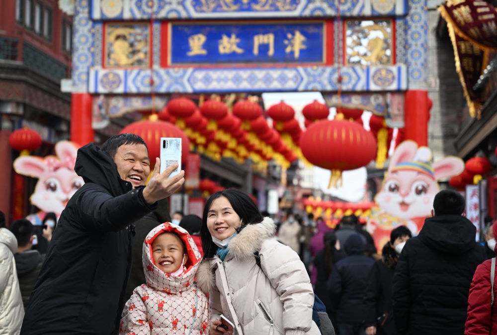 2023年1月26日，農(nóng)歷大年初五，游客在天津古文化街留影。新華社記者 趙子碩 攝