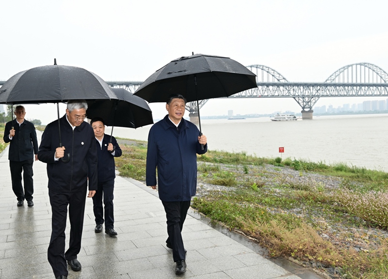 2023年10月10日，習(xí)近平在長江國家文化公園九江城區(qū)段考察時(shí)，冒雨沿江堤步行察看沿岸風(fēng)貌。