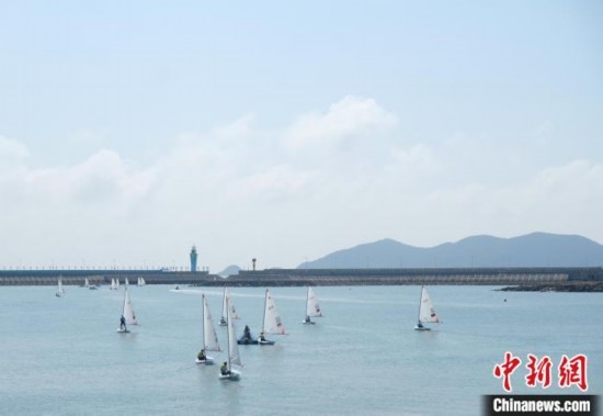 浙江象山，杭州亞運會帆船項目運動員揚帆起航。林波 攝