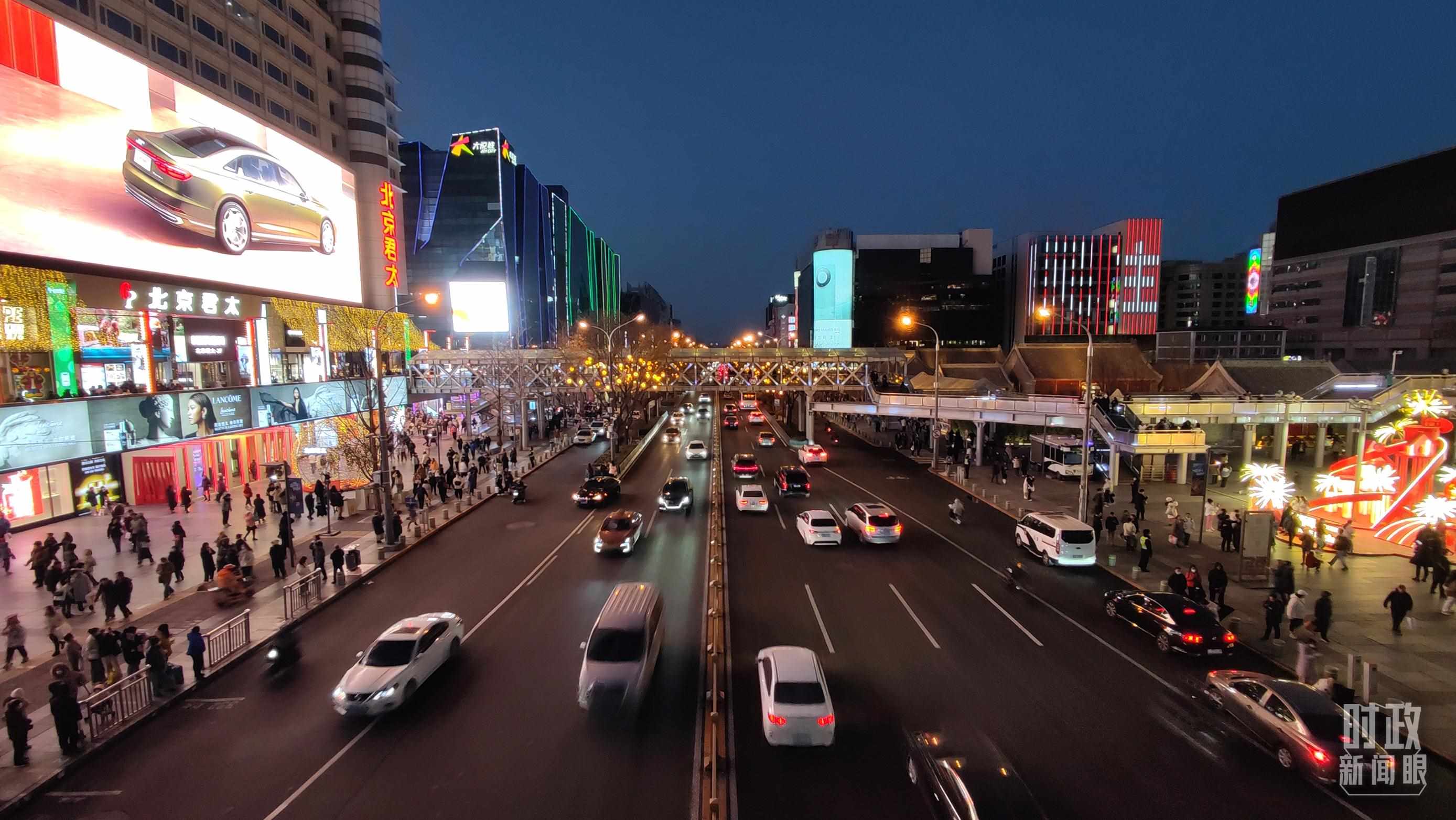 △2023年12月31日，北京西單商業(yè)街區(qū)。（總臺(tái)央視記者薛冠南拍攝）