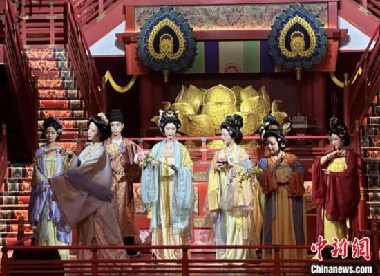 2023年12月31日晚間，在長(zhǎng)安十二時(shí)辰主題街區(qū)進(jìn)行的漢服表演。 中新社記者 張一辰 攝