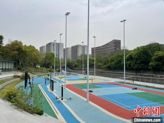 杭州余杭區(qū)一嵌入式體育場地。張煜歡 攝