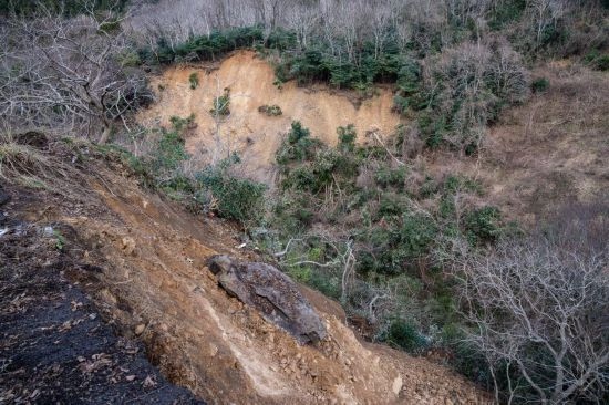  1月2日，在日本石川縣羽咋郡，地震引起山體滑坡。新華社記者張笑宇攝