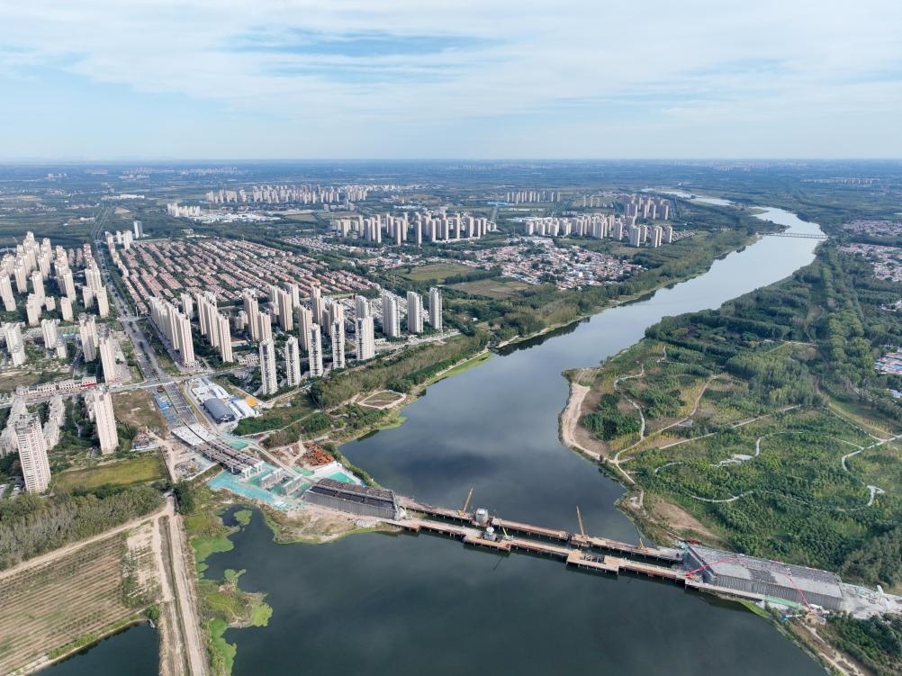 2023年10月拍攝的跨潮白河大橋施工現(xiàn)場。 新華社記者 邢廣利 攝