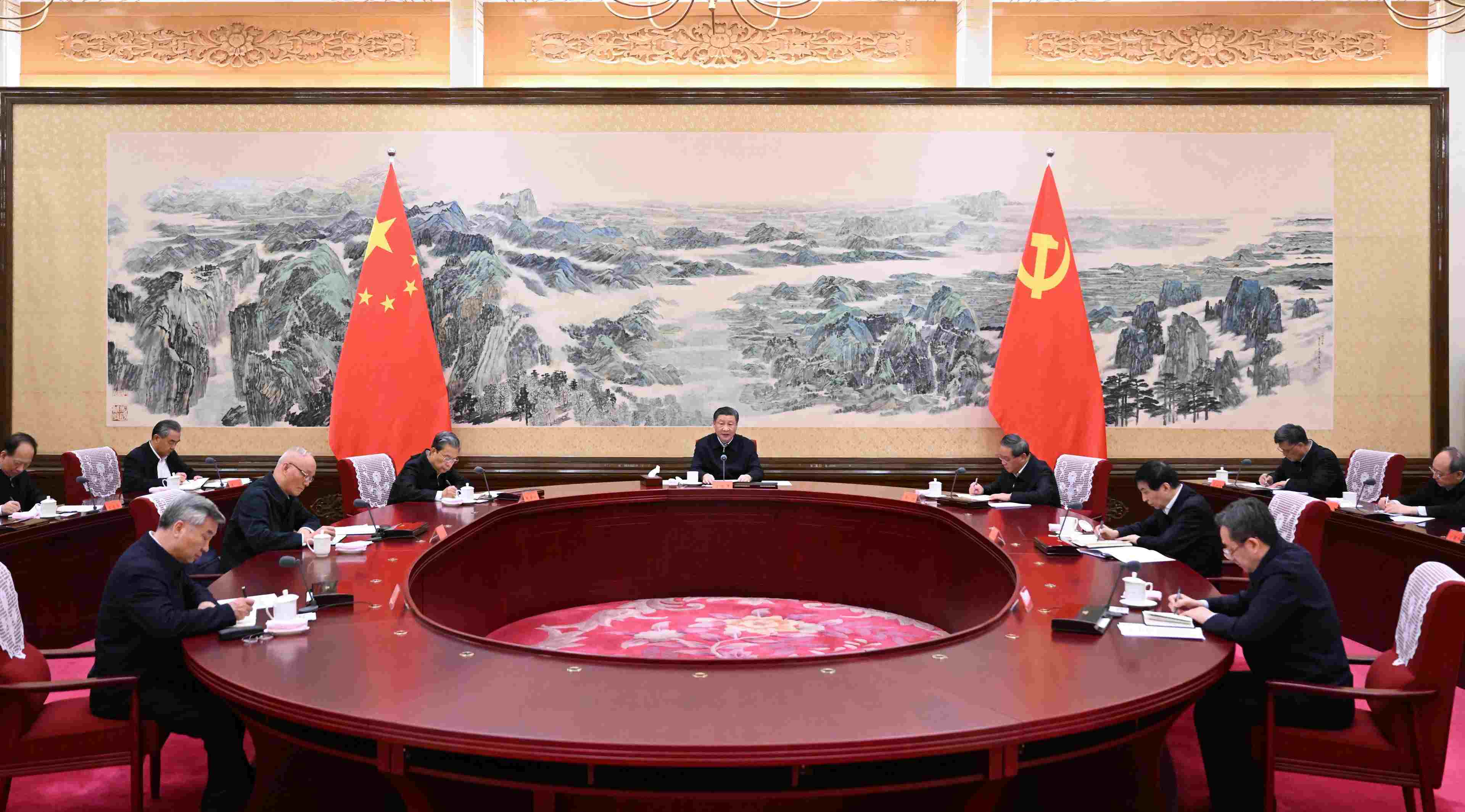 2023年12月21日至22日，中共中央政治局召開學(xué)習貫徹習近平新時代中國特色社會主義思想主題教育專題民主生活會，中共中央總書記習近平主持會議并發(fā)表重要講話。