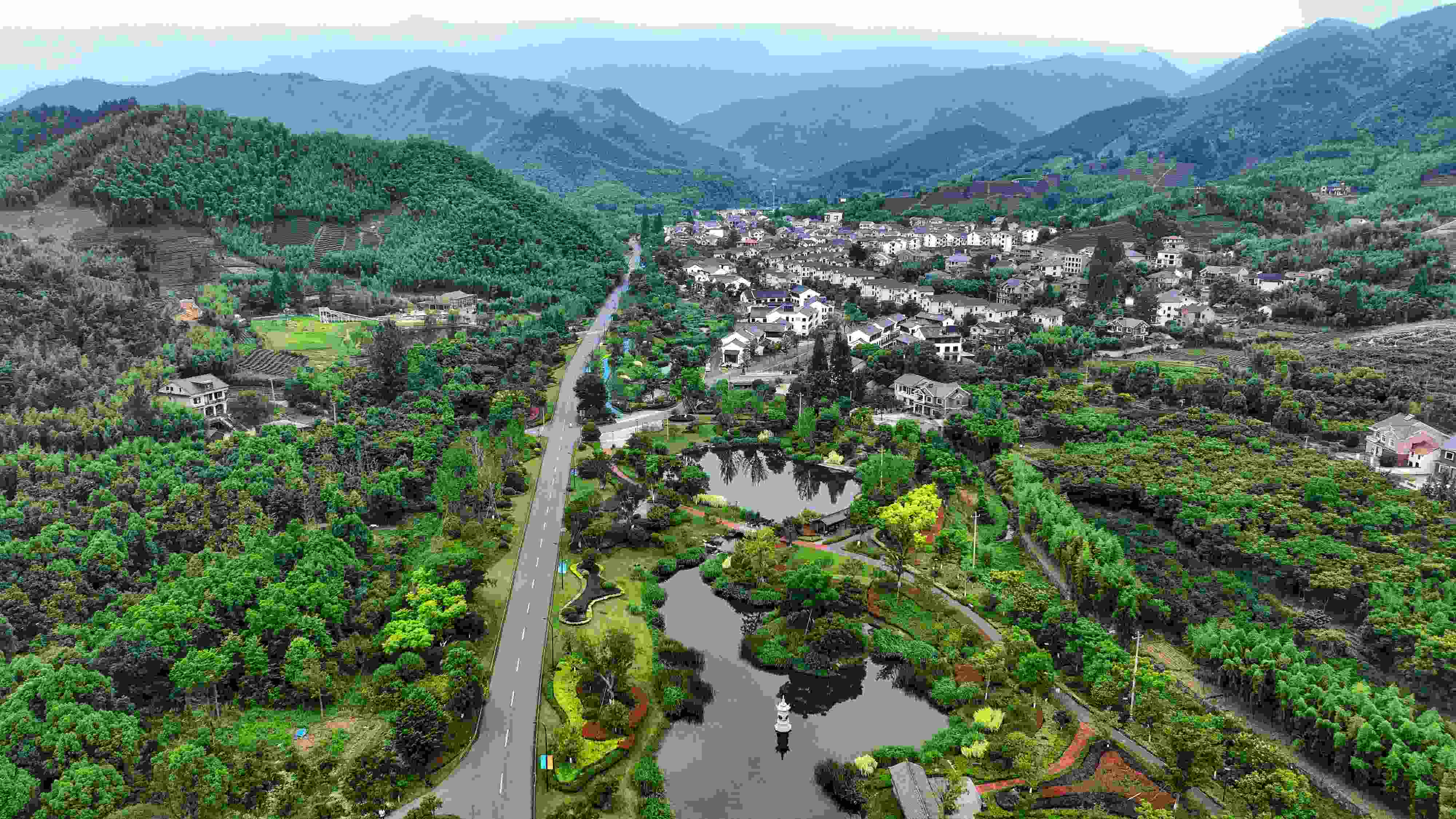 2023年6月6日，杭州余杭區(qū)徑山鎮(zhèn)鄉(xiāng)村，生態(tài)碧水、沿路花海與村莊農(nóng)房相映成趣，構(gòu)成一幅美麗的山水田園畫。
