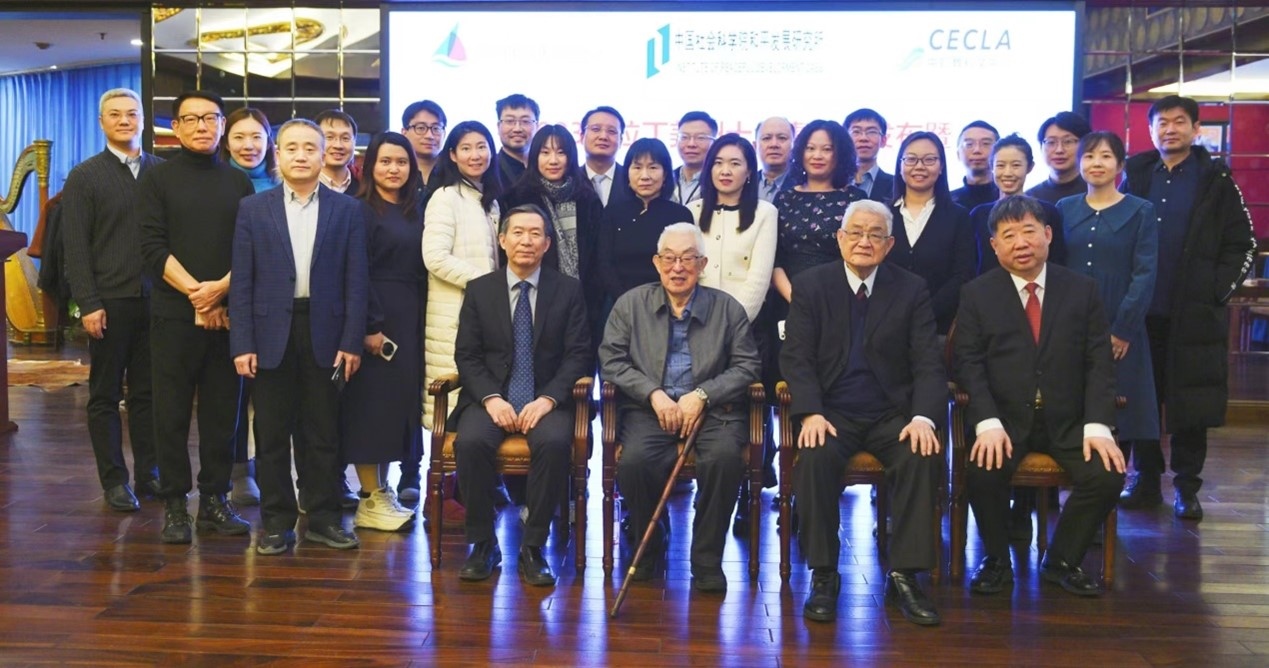 與會專家學者舉行合影。主辦方供圖