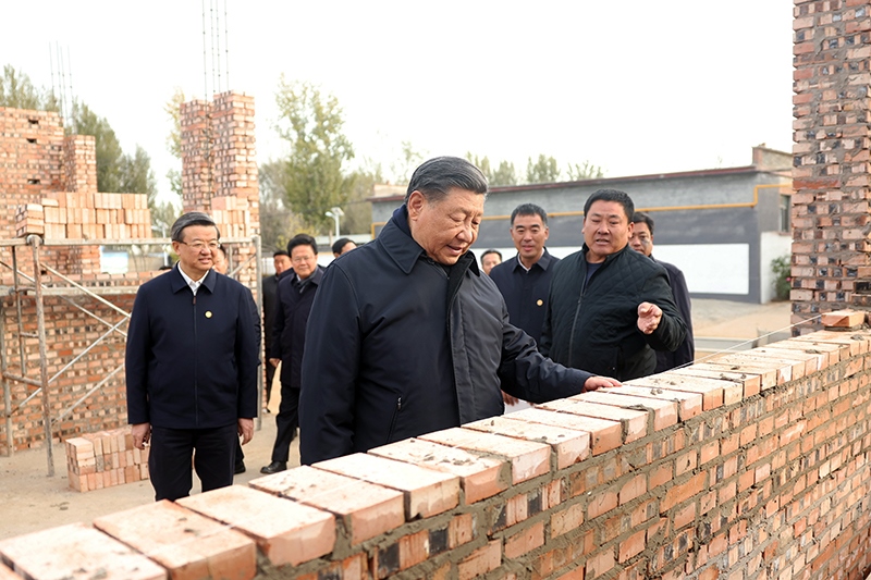 2023年11月10日，習(xí)近平總書記在河北保定涿州市刁窩鎮(zhèn)萬全莊村房屋重建施工現(xiàn)場考察。