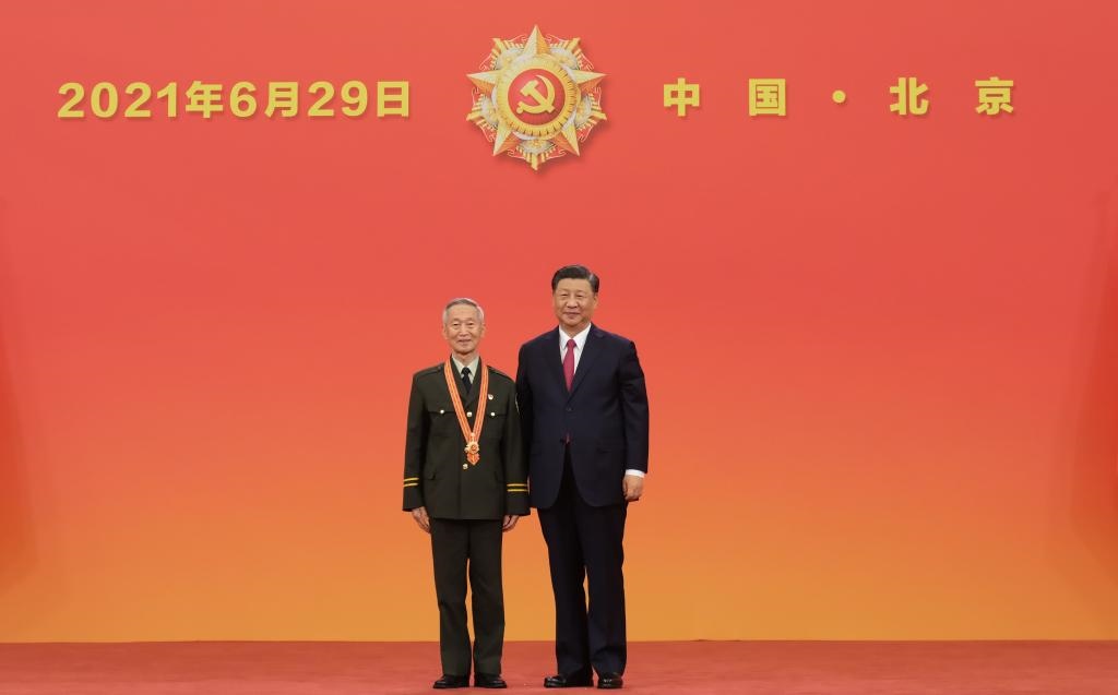 2021年6月29日，習(xí)近平總書(shū)記向“七一勛章”獲得者崔道植頒授勛章。新華社記者 李學(xué)仁 攝