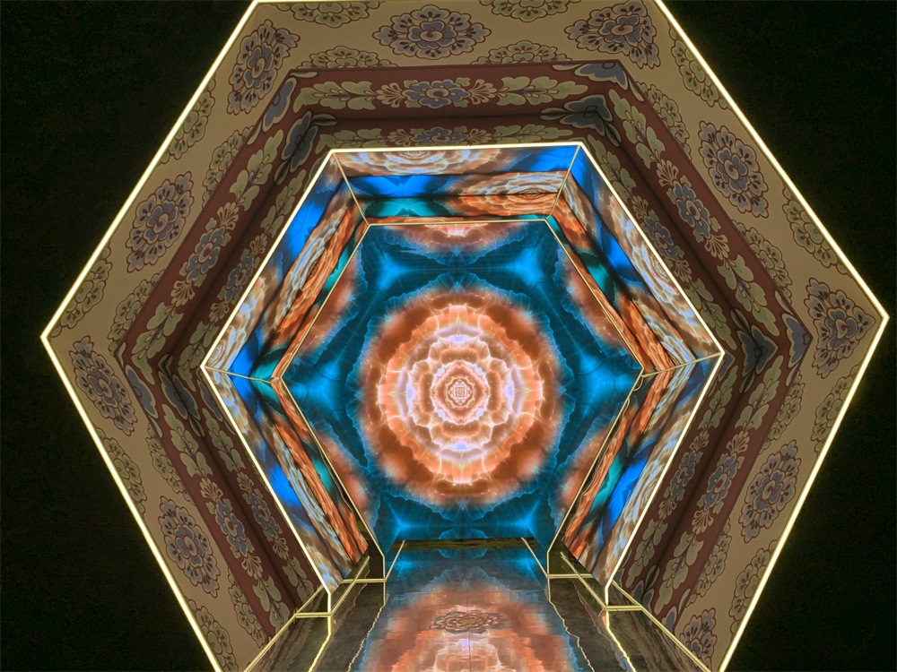 中國(guó)國(guó)家博物館“華彩萬象——石窟藝術(shù)沉浸體驗(yàn)”現(xiàn)場(chǎng)。人民網(wǎng)記者 韋衍行攝