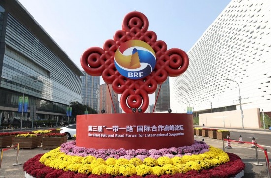 這是2023年10月17日在北京國家會議中心附近拍攝的“一帶一路”國際合作高峰論壇景觀布置。新華社記者 陳斌 攝