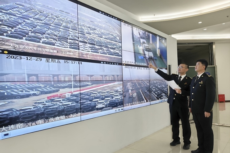 海關關員視頻巡查出口汽車場地。李進攝