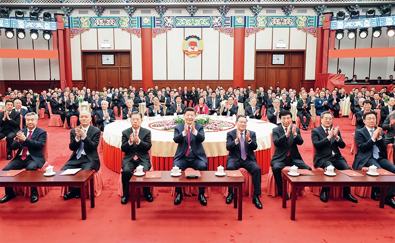 2023年12月29日，全國(guó)政協(xié)在北京舉行新年茶話會(huì)。黨和國(guó)家領(lǐng)導(dǎo)人習(xí)近平、李強(qiáng)、趙樂(lè)際、王滬寧、蔡奇、丁薛祥、李希、韓正出席茶話會(huì)并觀看演出。 新華社記者 鞠鵬/攝