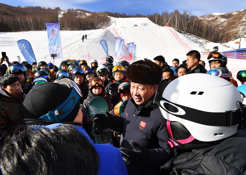 2017年1月23日，習(xí)近平總書記在云頂滑雪場同正在集訓(xùn)的國家滑雪隊運動員及滑雪愛好者親切交談。