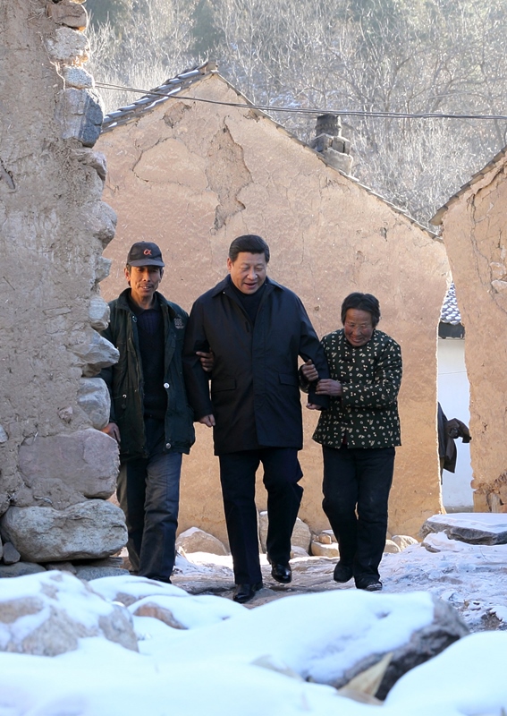 2012年12月30日，習(xí)近平總書記來到地處深山的河北阜平駱駝灣村，走進困難群眾唐宗秀家慰問看望。