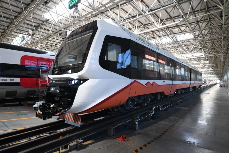 △2023年6月6日，中國(guó)中車(chē)出口阿根廷新能源輕軌車(chē)輛首列車(chē)在中車(chē)唐山公司下線。