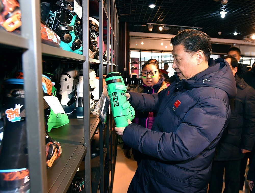 2017年1月23日，習(xí)近平總書記在河北省張家口市云頂滑雪場雪具大廳了解各式雪具的不同功用。