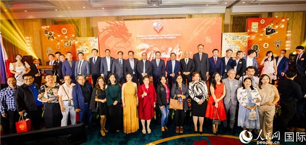 出席駐菲律賓使館2024年新年媒體沙龍部分嘉賓代表合影。人民網(wǎng)記者樊帆 攝