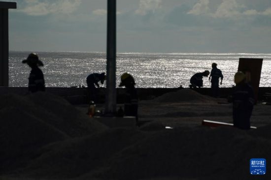 1月18日，工作人員在瑙魯艾沃港碼頭升級改造項目工地工作。新華社記者 王申 攝