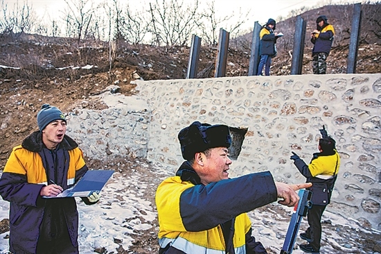 1月15日，門頭溝區(qū)妙峰山鎮(zhèn)，來自中國鐵路北京局的單秀松（左二）與同事正在鐵路線上進(jìn)行防洪隱患排查工作。
