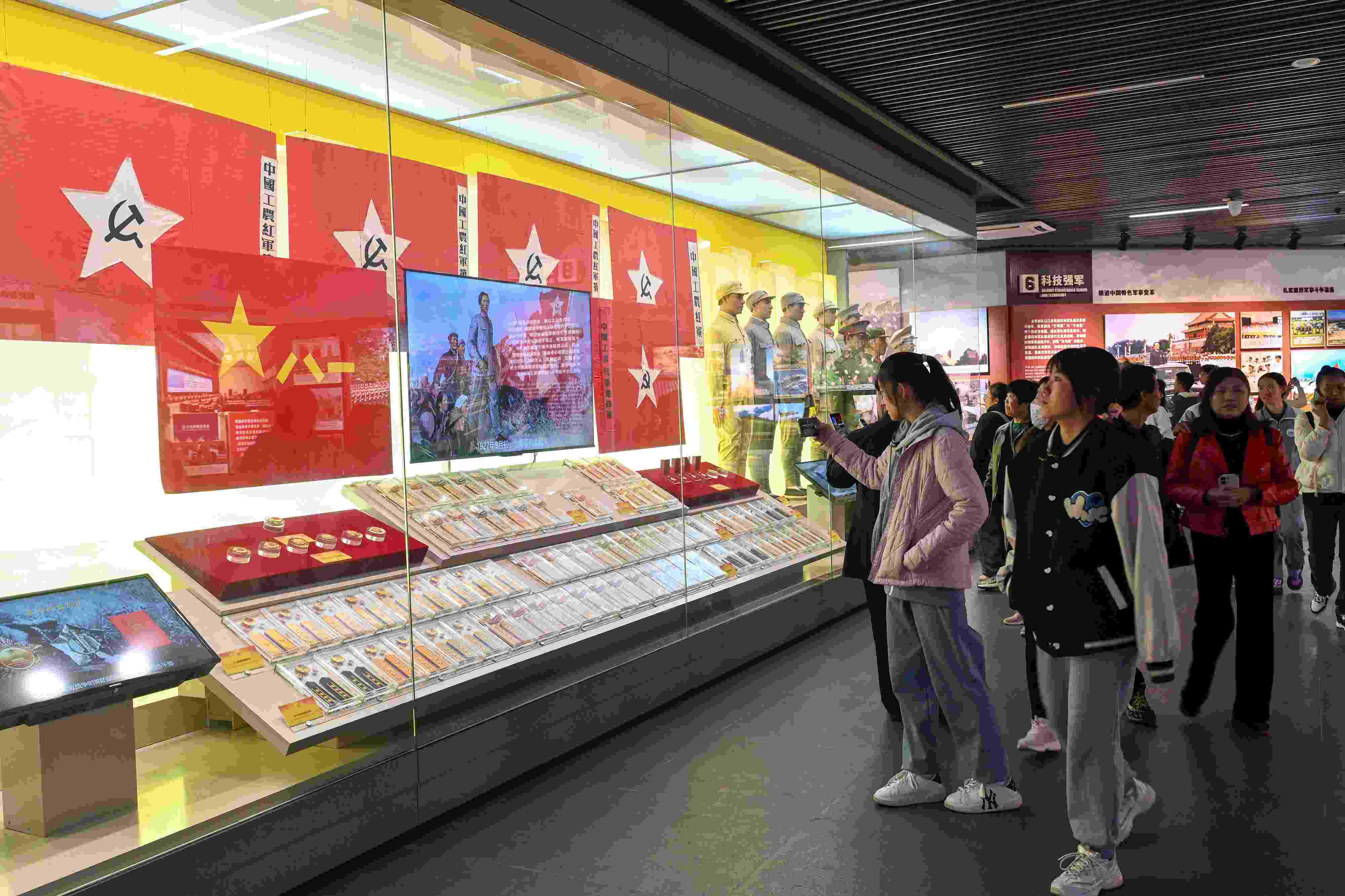 2023年11月15日，游客游覽參觀南昌八一起義紀念館，感受體驗紅色文化的教育。