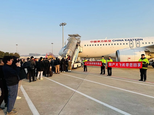 2024春運(yùn)第一天，東航4架C919大飛機(jī)全部投入商業(yè)運(yùn)營(yíng)。東航供圖