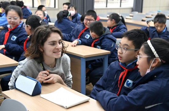  2023年12月18日，在西安新城區(qū)后宰門小學進行的中法校園文化周法語語言沙龍上，西安法語聯(lián)盟的老師與學生進行互動。新華社記者 劉瀟 攝