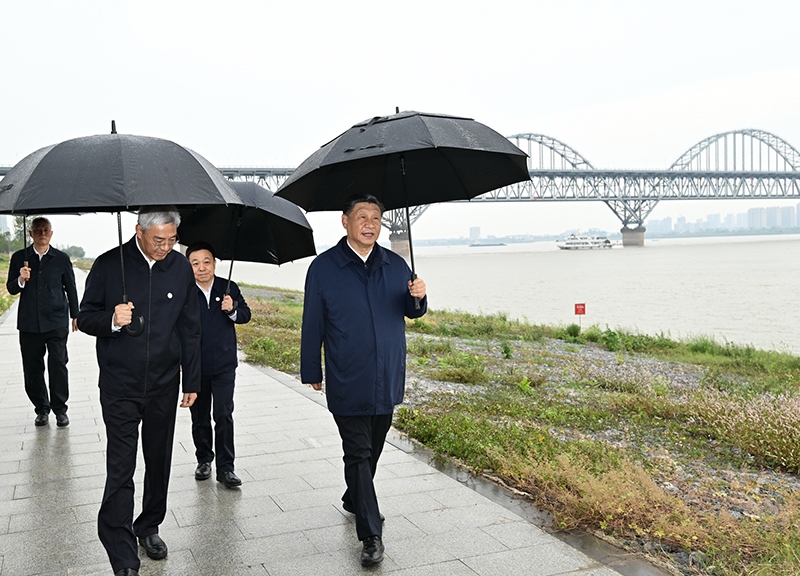 2023年10月10日，習(xí)近平總書記在江西省九江市長江國家文化公園九江城區(qū)段考察時，冒雨沿江堤步行察看沿岸風(fēng)貌。