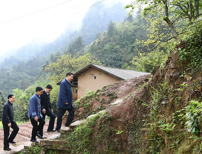 2019年4月15日，在重慶石柱土家族自治縣中益鄉(xiāng)華溪村，習(xí)近平總書記踏著濕滑的石階登上陡坡，前往貧困戶譚登周家看望。