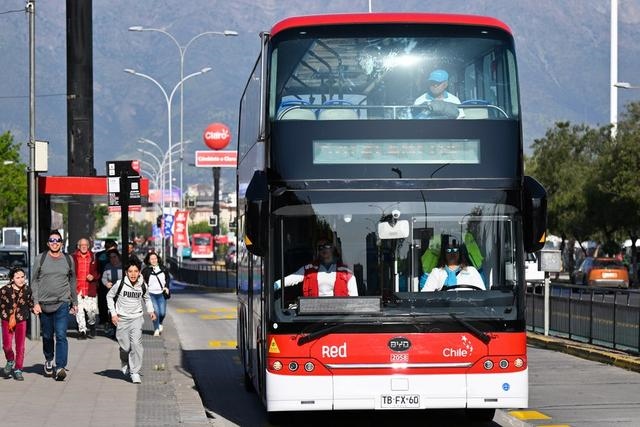 2023年10月31日，一輛由中國(guó)制造的新能源公交車(chē)行駛在智利首都圣地亞哥的主城區(qū)。新華社記者 辛悅衛(wèi)攝
