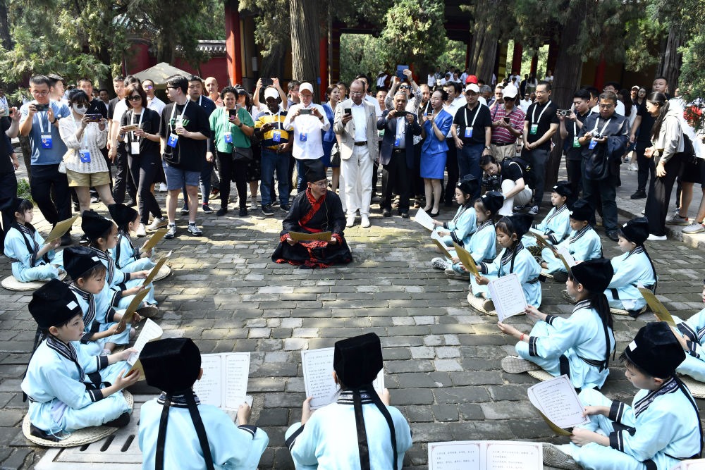 2023年6月27日，在曲阜孔廟，嘉賓和游客在聆聽孩子們誦讀《論語》。