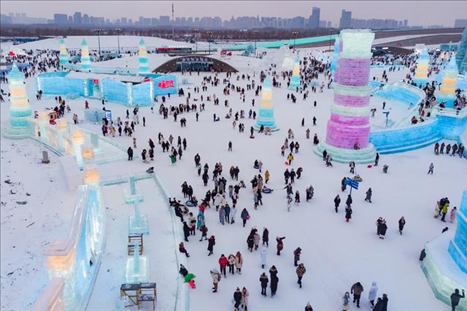 游客在哈爾濱冰雪大世界園區(qū)內(nèi)游玩（無(wú)人機(jī)照片，2024年1月4日攝）。新華社記者 謝劍飛 攝