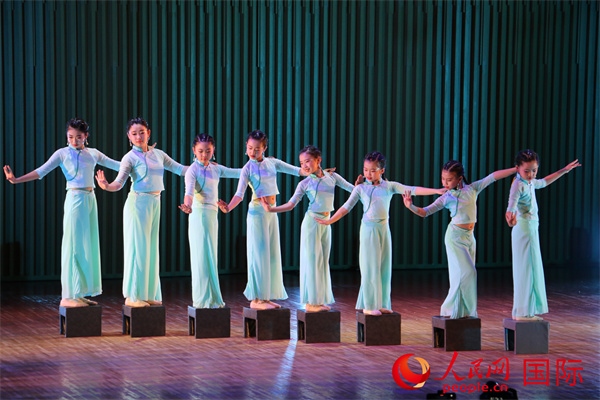 古典舞《碇步橋》。人民網(wǎng) 許可攝