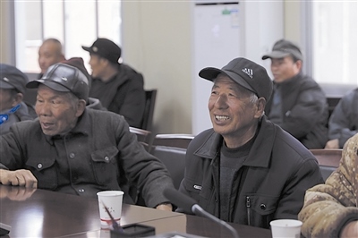  圖③：農(nóng)民工臉上洋溢著笑容。